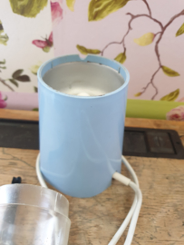 Vintage zachtblauwe elektrische koffiemolen bonenmaler