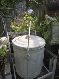 Oude zinken vuilnisemmer