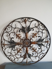 Rond smeedijzeren ornament franse lelie