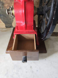 Rood gietijzeren koffiemolen