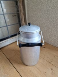 Oude aluminium melkbus