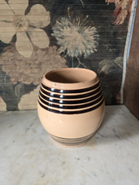 Grote oude bandenpot