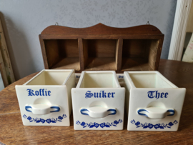 Oud koffie thee suiker kruidenkastje