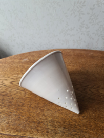 Oude wit porseleinen koffiefilter
