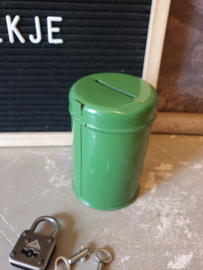 Oud groen blikken spaarpotje