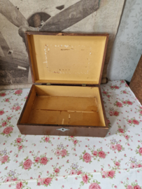 Antiek houten kist libelle