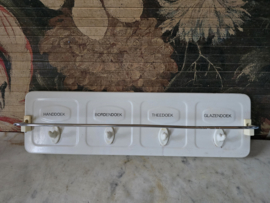 Vintage handdoekenrek met overdoek
