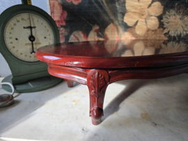 Bewerkt houten bajot tafeltje