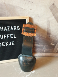 Oude koperen koeienbel zwart leren band gesp