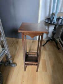 Oud houten plantentafeltje