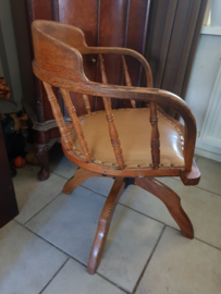 Antieke bureaustoel captain chair