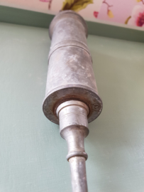 Oude zinken oliespuit
