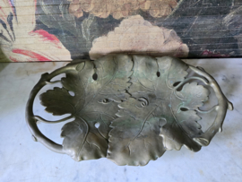 Antiek bronzen schaal druivenblad