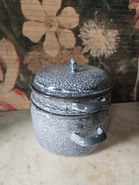 Grijs gewolkte emaille stoompan