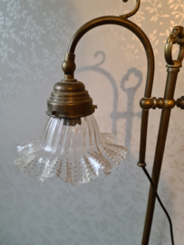 Antiek koperen lamp met glazen kapje