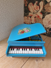 Oud blauw houten kinderpiano