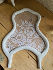 Antiek klein wit houten raamhor rozen