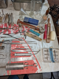 Lot oude medische instrumenten spulletjes