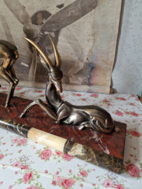 Art deco schouwstuk herten op marmer