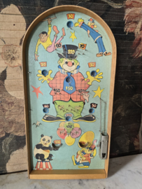 Oud houten knikkerspel flipperspel clown circus