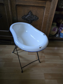 Wit emaille badje op standaard