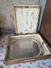 Oude doorleefde houten transport kist