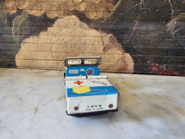 Oud blikken ambulance auto