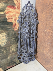 Frans gietijzeren ornament jongen met duif
