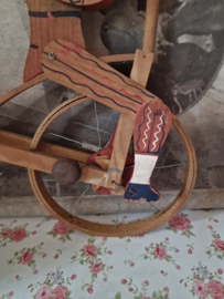 Oude houten duwfiets man rinkelbel
