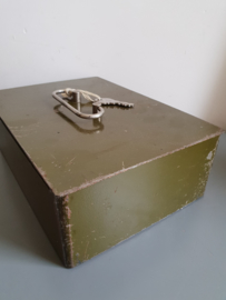 Oude legergroen metalen geldkist
