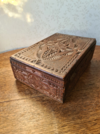Oude bewerkte houten kist