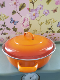 Oranje rood gevlamde geemailleerde gietijzeren pan