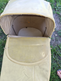 antiek zachtgele poppenwagen
