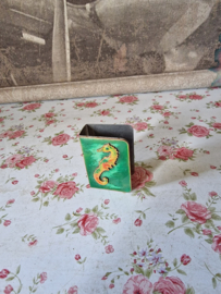 Oud geëmailleerde luciferhouder zeepaardje