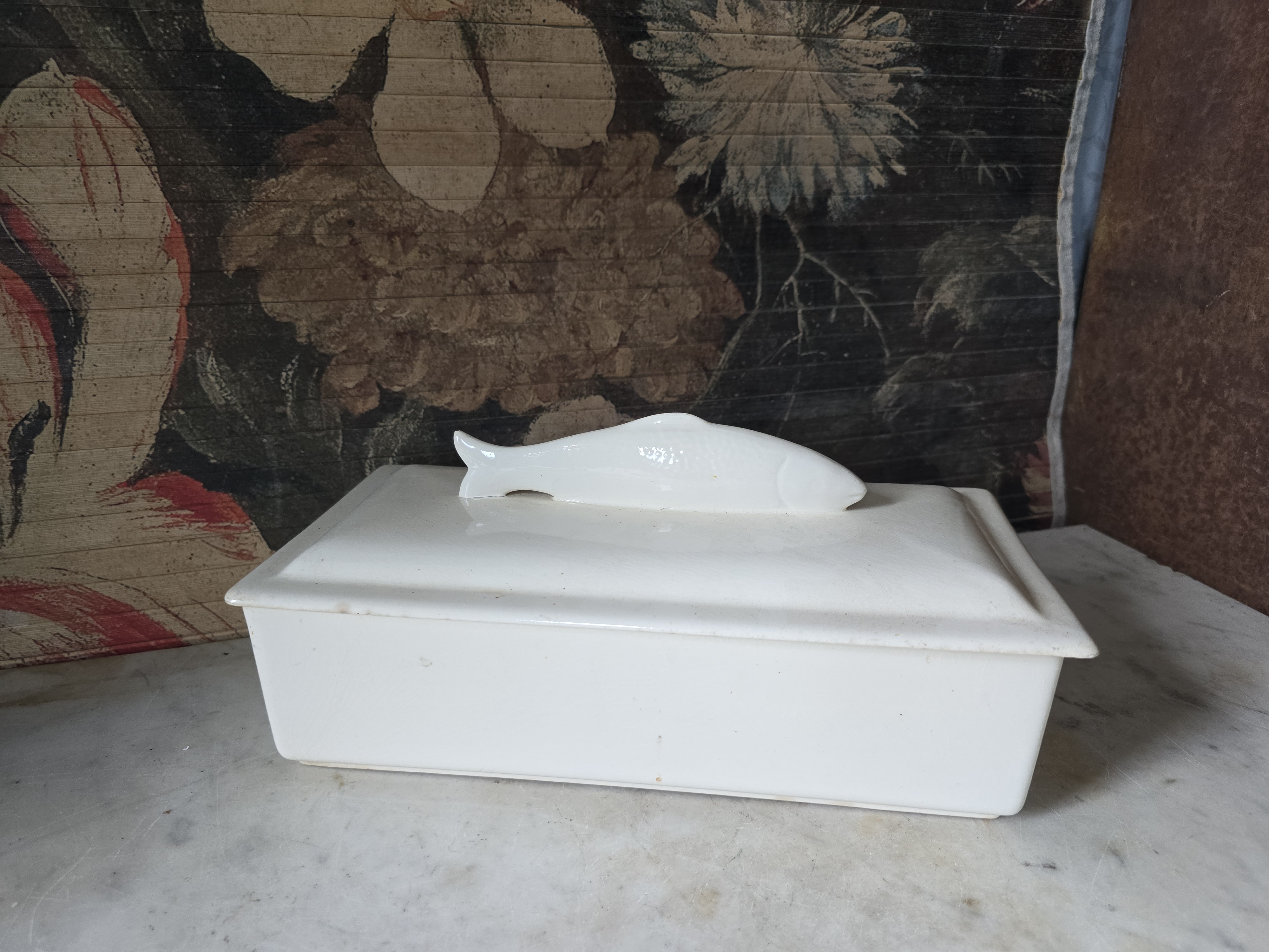 Oude creme aardewerken haringterrine