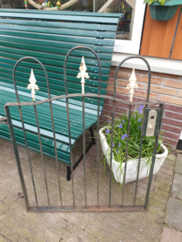 Oud ijzeren tuinhekje hek franse lelie