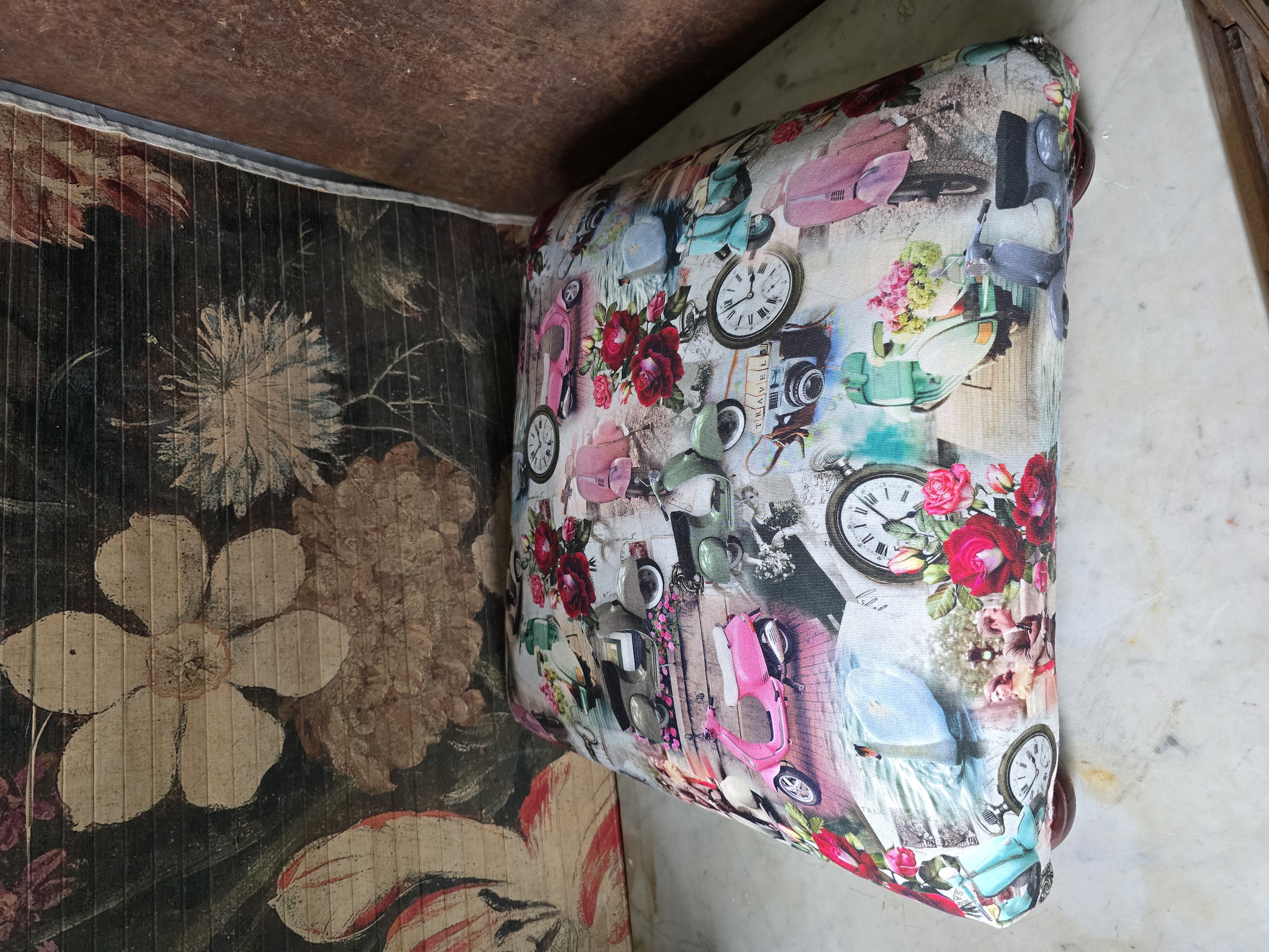 Brocante voetenbankje bolpootjes