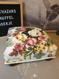 Brocante romantisch voetenbankje rozen