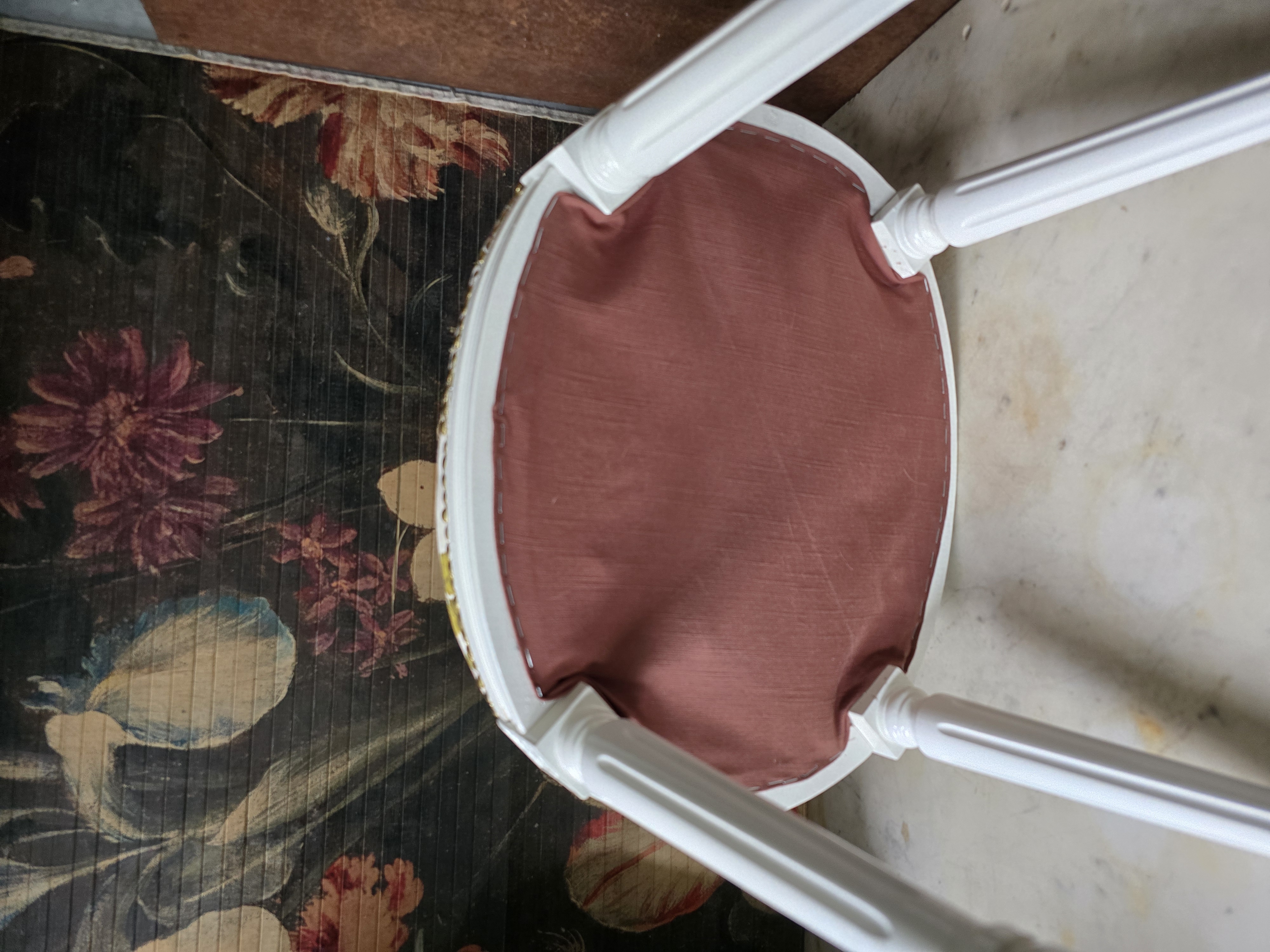 Wit brocante ovaal voetenbankje kersenbloesem