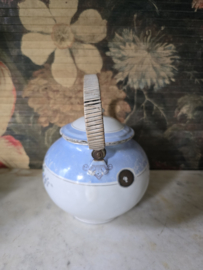 Antiek pastelblauw emaille chocoladeketel bloemetjes