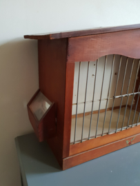 Oude houten handgemaakte vogelkooi