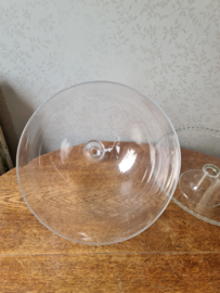 Grote glazen stolp op schaal