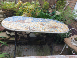 Tuintafel gietijzeren onderstel betonnen mozaiek blad