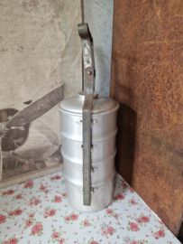Oude aluminium etensdrager rantang