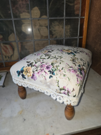 Brocante voetenbankje