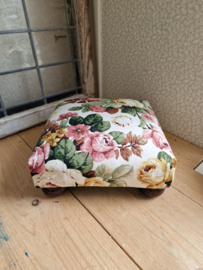 Brocante voetenbankje rozen