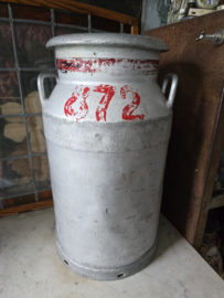 Oude aluminium melkbus