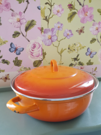 Oranje rood gevlamde geemailleerde gietijzeren pan