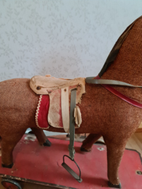 Antiek sleets paard op wielen