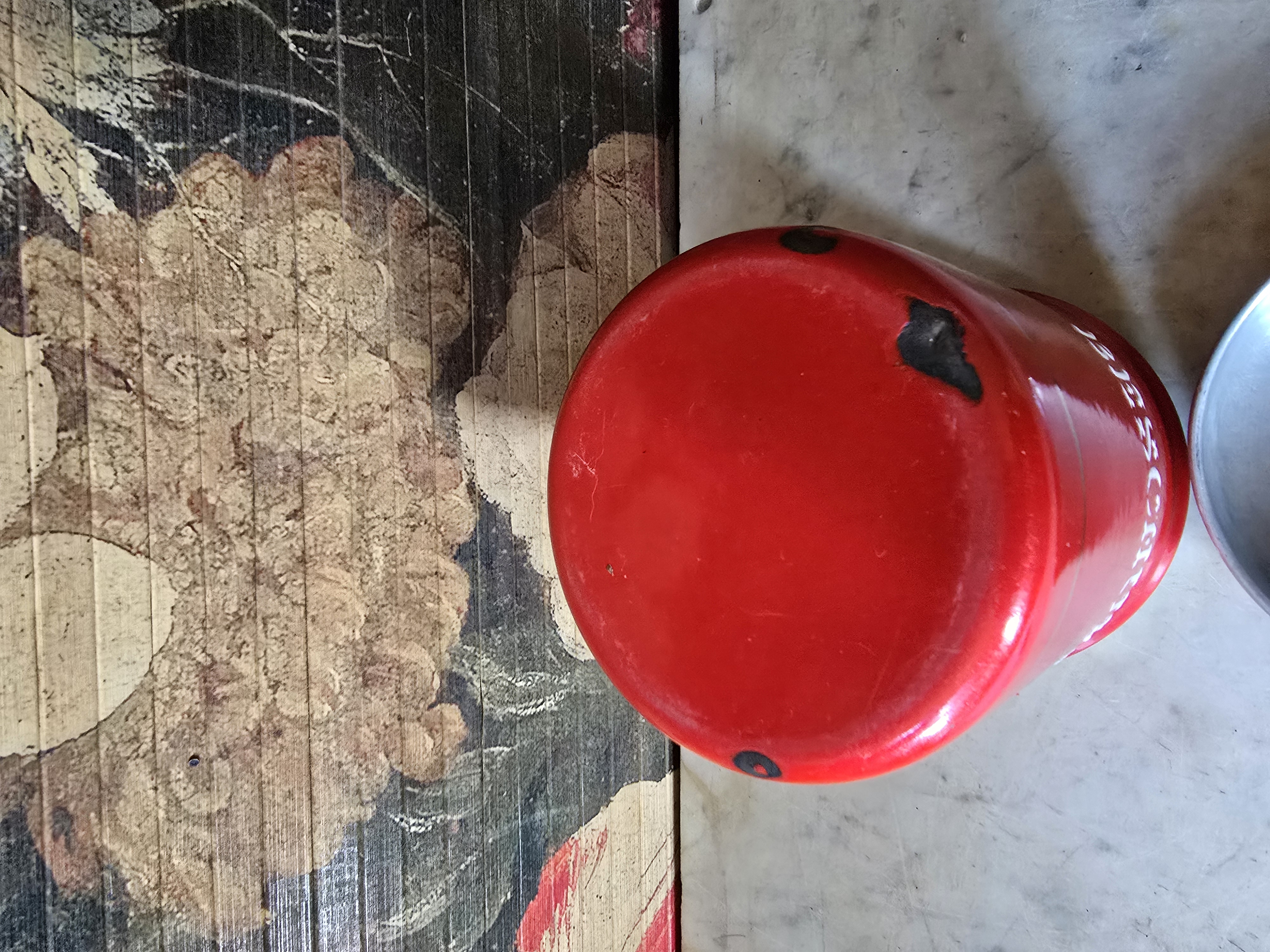 Rood emaille beschuitbus